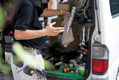 様々な工具が積まれた車の荷台
